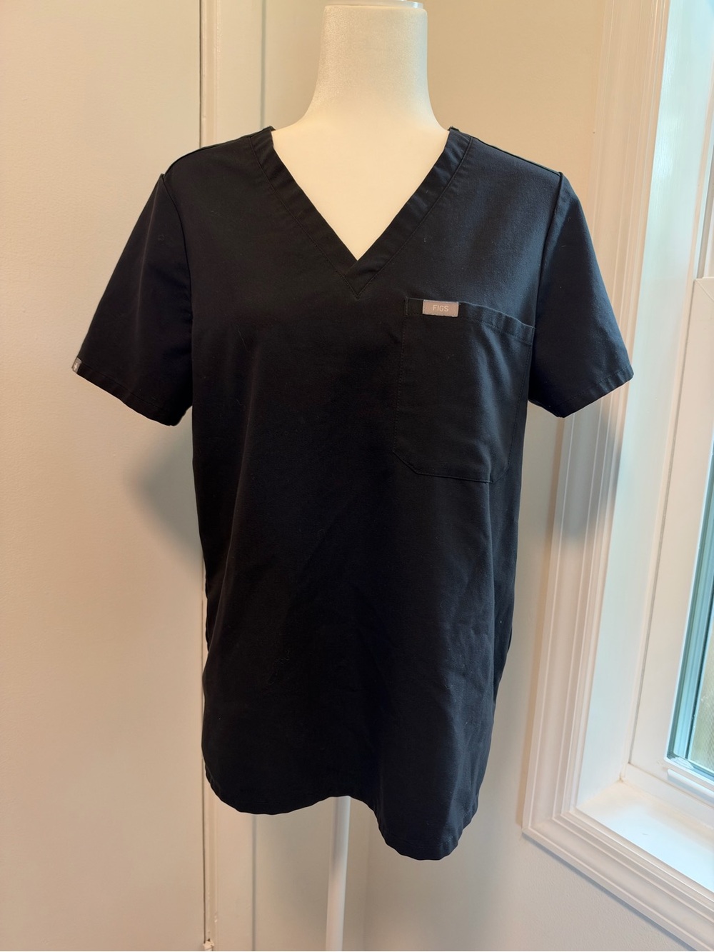 FIGS Catarina One Pocket Scrub Top Women’s Medium Black Technical Collection
